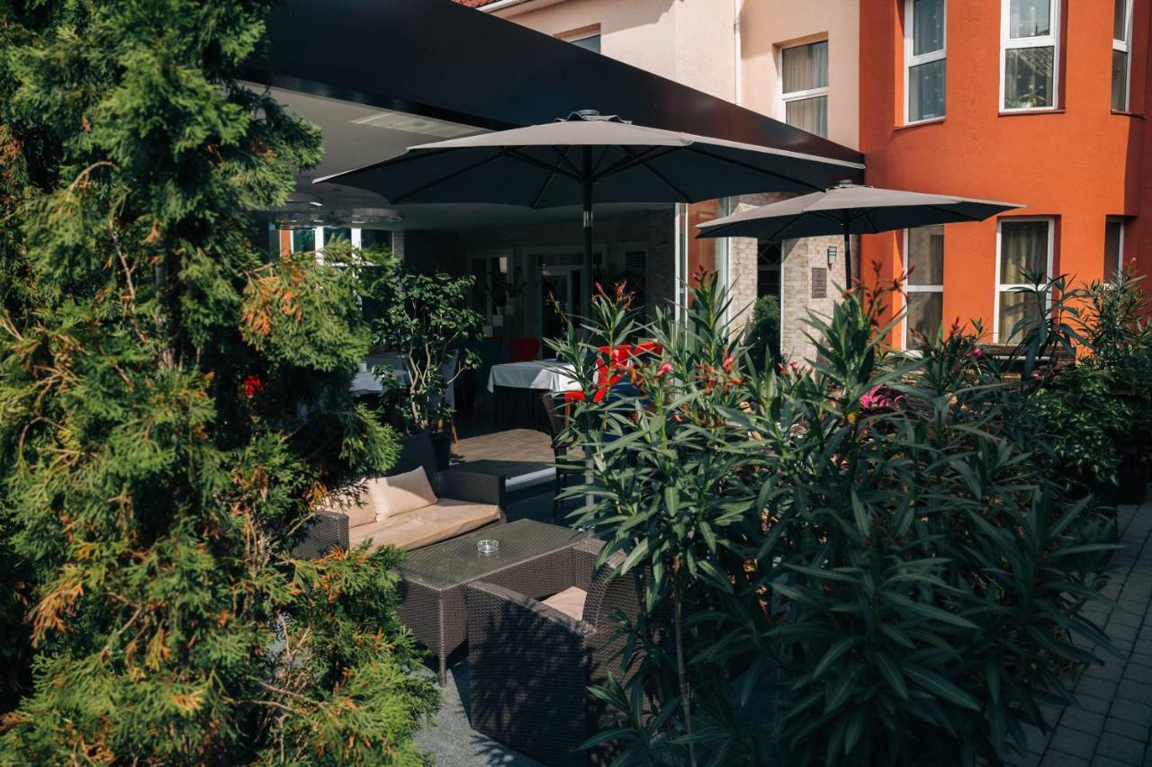 V&P Hotel & Restaurant Khust Exterior photo